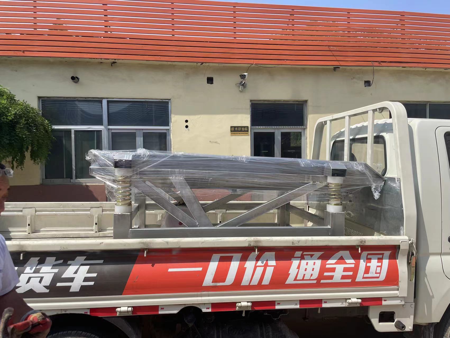 發往貴州中型帶特氟龍涂層的豆芽震動去殼機——迪生機械